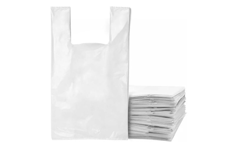 Op de afbeelding: Een stapel witte plastic boodschappentassen. De tassen zijn gevouwen en netjes gestapeld. De tassen zijn gemaakt van dun plastic en zijn doorschijnend.