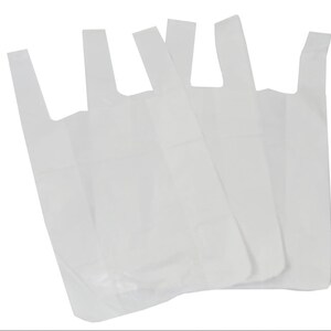 Op de afbeelding: Vier witte plastic tassen met handvatten.