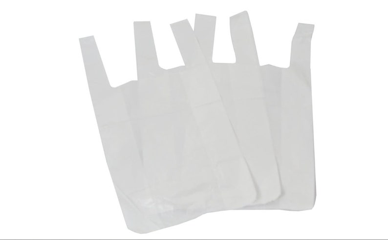 Op de afbeelding: Vier witte plastic tassen met handvatten.