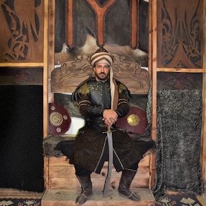 ERTUGRUL  Bay Osman Bay Alperen Bey Costumes Turgut Bey Bamsı Bey  Sogut Episode Turkish film, Kayi bay costumes  ارطغرل قبعة جلدية درع