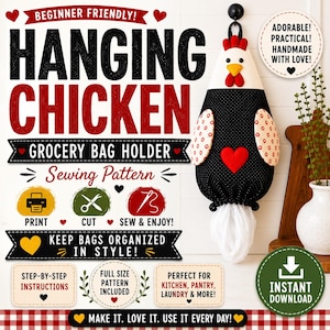 Könnte beinhalten: Ein Schnittmuster für einen hängenden Hühner-Einkaufstütenhalter. Der Text lautet: BEGINNER FRIENDLY! HANGING CHICKEN GROCERY BAG HOLDER Sewing Pattern PRINT CUT SEW & ENJOY! KEEP BAGS ORGANIZED IN STYLE! STEP-BY-STEP INSTRUCTIONS FULL SIZE PATTERN INCLUDED PERFECT FOR KITCHEN, PANTRY, LAUNDRY & MORE! ADORABLE! PRACTICAL! HANDMADE WITH LOVE! INSTANT DOWNLOAD. Das Huhn ist schwarz mit weißen Punkten, einem roten Herz und weißen Flügeln mit roten Blumen.