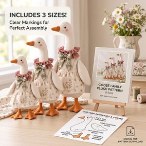 Pode incluir: Três gansos de tecido em três tamanhos, vestidos com vestidos bege florais, golas com babados rosa e laços verdes. Inclui um guia de moldes impresso e um cartão intitulado GOOSE FAMILY PLUSH PATTERN com o texto: INCLUDES 3 SIZES! Clear Markings for Perfect Assembly.