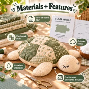 Könnte beinhalten: Ein Plüschschildkröten-Nähprojekt mit einem Patchwork-Panzer aus grünen und cremefarbenen Stoffen mit Blumen-, Blatt- und Vichy-Karomustern. Die Schildkröte hat eine cremefarbene, strukturierte Unterseite und einen Kopf mit gestickten Augen. PDF-Anleitung enthalten.