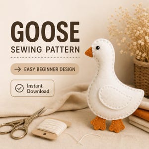 Könnte beinhalten: Ein Schnittmuster für eine Gans aus weißem Filz mit orangefarbenen Füßen und Schnabel. Der Text "GOOSE SEWING PATTERN" ist über der Gans zu sehen. Der Text "EASY BEGINNER DESIGN" und "Instant Download" sind ebenfalls sichtbar. Eine Schere und Faden befinden sich im Vordergrund.