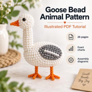 Op de afbeelding: Een ganzenfiguur gemaakt van witte, oranje en grijze kralen. De tekst luidt: Goose Bead Animal Pattern, Illustrated PDF Tutorial, 26 pages, Exact charts, Assembly diagrams en Small Beads Big Joy. De gans heeft een oog van een zwarte kraal.