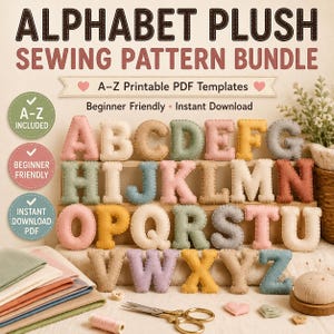 Può includere: Un pacchetto di modelli di cucito per un alfabeto di peluche. L'immagine mostra le lettere dalla A alla Z in vari colori pastello. Il testo include "A-Z Printable PDF Templates", "Beginner Friendly" e "Instant Download".