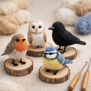 Puede incluir: Un letrero de madera rústica con el texto "Welcome to our porch" en letras blancas. El letrero presenta un acabado envejecido y un diseño simple y acogedor, perfecto para la decoración exterior.