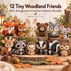 Könnte beinhalten: Eine Sammlung von 12 kleinen Amigurumi-Häkel-Waldtieren, darunter Fuchs, Eichhörnchen, Hase, Bär, Wolf, Maus, Reh, Waschbär, Igel, Dachs, Stinktier und Eule. Text: 12 Tiny Woodland Friends Mini Amigurumi Crochet Pattern Bundle. Approx. 5 cm.