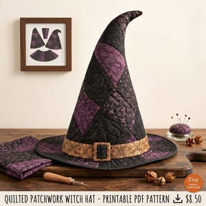 Può includere: Un cappello da strega trapuntato con un design patchwork nei toni del nero e del viola, caratterizzato da una fascia e una fibbia color oro metallizzato. Il cappello presenta una punta alta e curva e una tesa larga con cuciture a vista.
