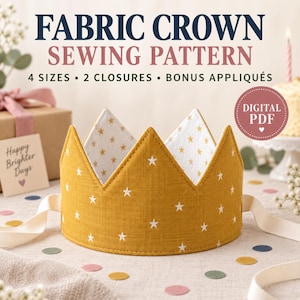 Può includere: Una corona in tessuto giallo senape con un motivo a stelle bianche e nastri color crema. Il testo recita: FABRIC CROWN SEWING PATTERN, 4 SIZES, 2 CLOSURES, BONUS APPLIQUÉS e DIGITAL PDF. La corona presenta un design con bordo superiore a punta.