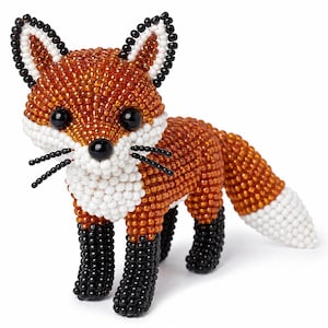 Peut inclure: Une petite figurine de renard fabriquée à partir de minuscules perles brillantes. Le renard présente un corps orange vif, une poitrine et un visage blancs, des oreilles noires et des pattes noires. Il a deux yeux noirs ronds et des moustaches.