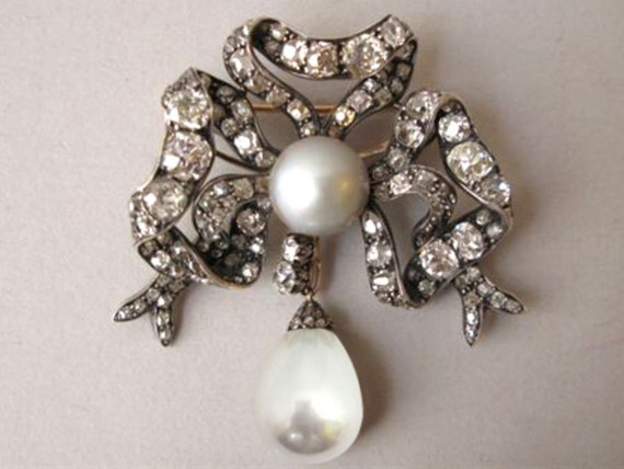 Pia brooches sale