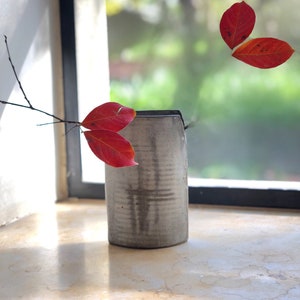 Vase unique en céramique grise fait main image 2