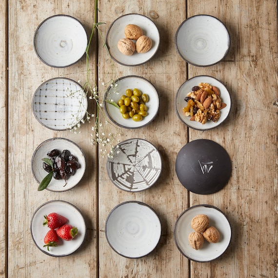 Handgemachte Keramik Tapas Schalen: Rustikales Matte Schwarz und Weiß Ton Set