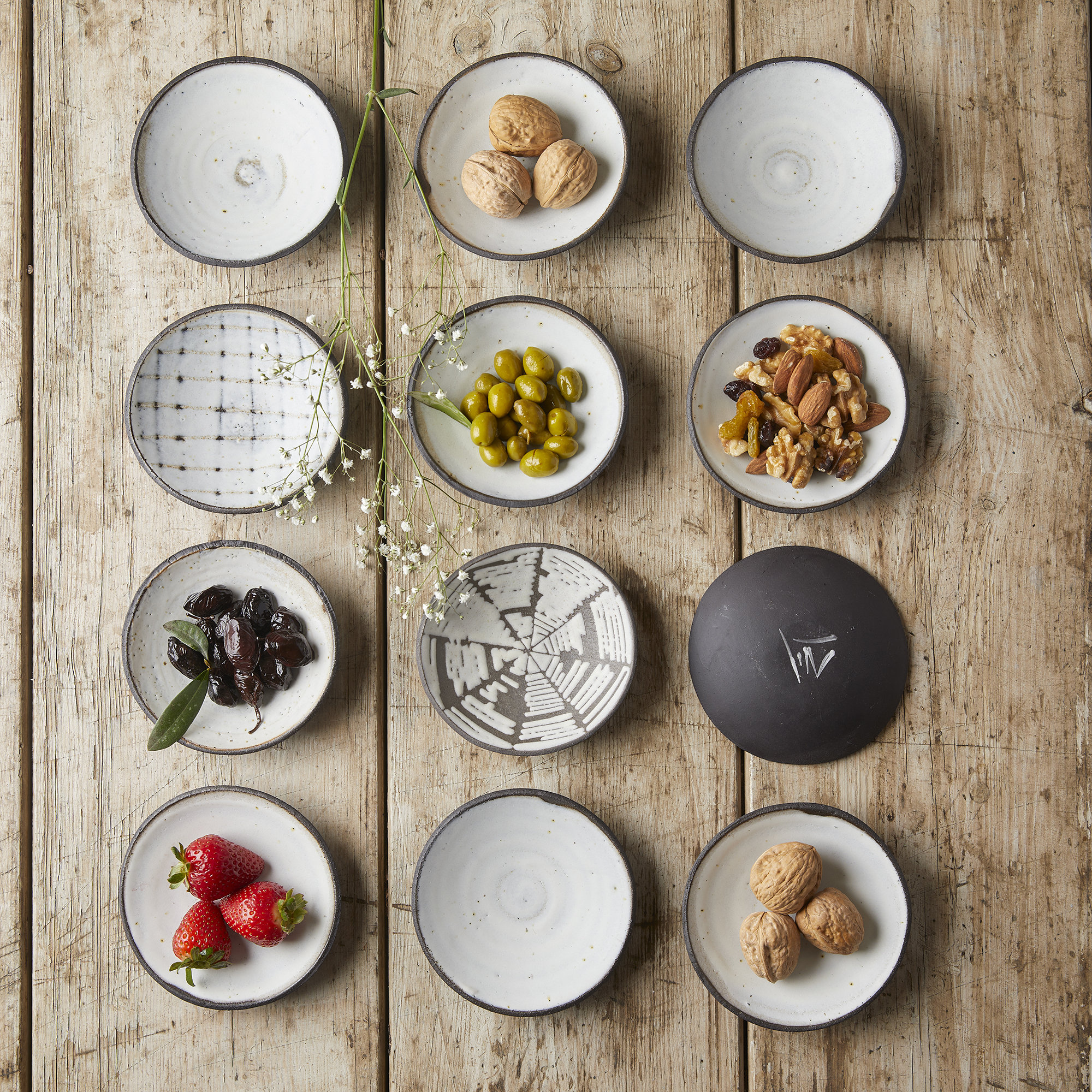 Handgemachte Keramik Tapas Schalen: Rustikales Matte Schwarz und Weiß Ton Set