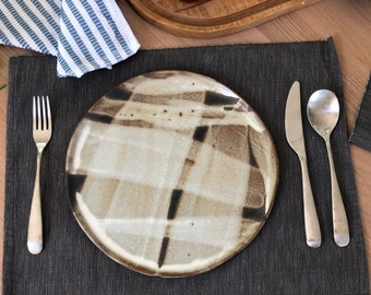Rustiek aardewerk servies | Zwartbruine en witte handgemaakte keramische borden