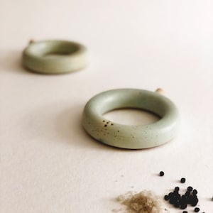 Round salt and pepper shaker in mint color image 6