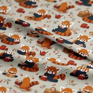 Peut inclure: Un motif répétitif sur fond gris clair présente des pandas roux de dessin animé dans diverses poses. Les pandas sont orange et blancs avec des accents bleu foncé, tenant des tasses et des bols. De petites théières rouges et des brins de baies sont également dispersés.