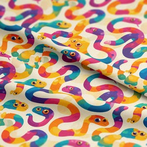 Puede incluir: Tela con un patrón repetido de serpientes de dibujos animados coloridas en tonos de azul, naranja, amarillo, morado y verde. Las serpientes tienen ojos grandes y están sobre un fondo crema. La tela es probablemente de algodón o similar.
