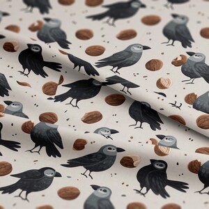Può includere: Un motivo ripetuto di corvi neri e grigi e noci marroni su sfondo color crema. I corvi sono raffigurati in varie pose e le noci sono intere e dimezzate. Il design ha uno stile stravagante e illustrato, adatto per tessuto o carta da parati.