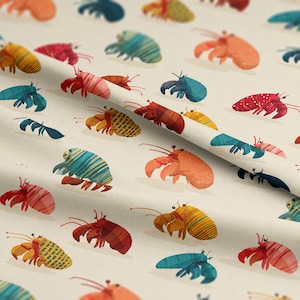 Peut inclure: Motif répété de crabes ermites colorés sur fond crème. Les crabes sont rouges, oranges, jaunes, bleus et verts, avec des motifs de coquilles détaillés. Idéal pour tissu ou papier peint.
