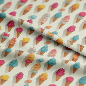 Può includere: Motivo ripetuto di coni gelato colorati su sfondo chiaro. I coni presentano vari gusti come rosa, blu, giallo e bianco, alcuni con zuccherini. Il design include coni singoli e caramelle sparse.