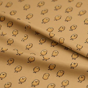 Peut inclure: Tissu beige avec un motif répété de pommes de terre de dessin animé avec des visages souriants et de petites jambes. Les pommes de terre sont dans diverses poses, certaines debout et d'autres couchées. Le tissu est plié, montrant la texture et la profondeur du matériau.