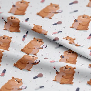 Peut inclure: Motif répété de marmottes de dessin animé avec des pinceaux de maquillage et des miroirs sur fond bleu clair. Les marmottes sont brunes avec des ventres beiges. Des pinceaux, miroirs et tubes de rouge à lèvres sont dispersés.