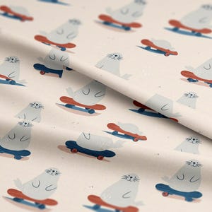 Pode incluir: Padrão repetido de focas de desenho animado andando de skate. As focas são cinza claro com bigodes pretos e linhas curvas para olhos e boca. Os skates são vermelhos e azuis, em um fundo creme.
