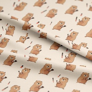 Peut inclure: Tissu blanc cassé avec un motif répété d'ours de dessin animé tenant des pinceaux de maquillage et des rouges à lèvres. Les ours sont bruns avec des ventres blancs et les rouges à lèvres sont rouges. Thème : beauté et cosmétiques.