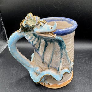 スタジオアート陶器 ドラゴンコーヒーカップ マグカップ 取っ手付き ストーンウェア ファンタジー マルチカラー 3次元 サイン入り Cat Track Studios MO