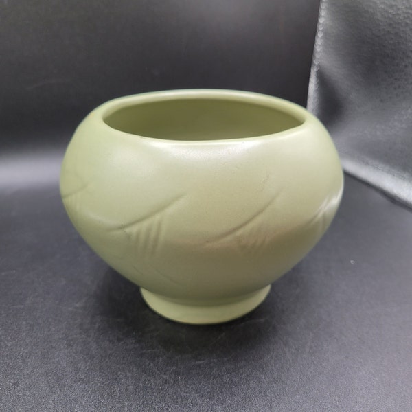 McCOY 1930s Floraline USA Matte Green Art Pottery Vase Planter #415 Angel Fish Design