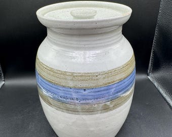 Pot en terre cuite avec couvercle DK rayures bleues sur gris Caroline du Nord artisan signé 8,5 po. de hauteur décoration vintage faite main