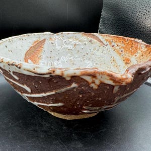 Japansk Shino-glasyr keramikskål signerad texturerad brun vit röd fyrvägs pip 9,5” diameter