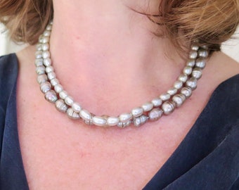 Collier Perles D’eau Douce Blanches Et Grises – Métal Argenté – Vintage – Occasion En Bon état