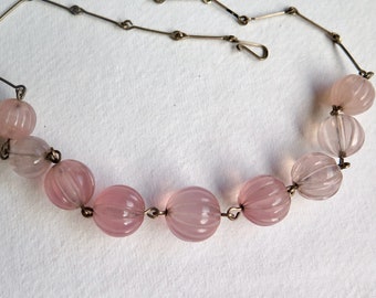 Antieke art-decoketting met ronde rozenkwarts en gesneden kralen