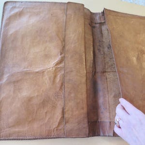 K&ouml;nnte beinhalten: Ein Set aus drei Keramikbechern mit gesprenkelter, matter Oberfl&auml;che. Die Becher sind in Creme-, Hellbraun- und Dunkelbraunt&ouml;nen gehalten. Jeder Becher hat ein schlichtes, minimalistisches Design.