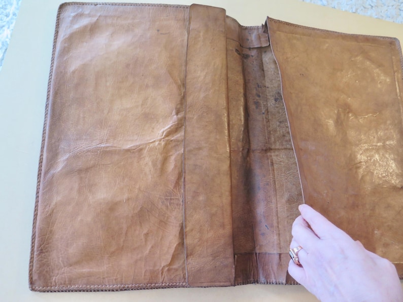 K&ouml;nnte beinhalten: Ein Set aus drei Keramikbechern mit gesprenkelter, matter Oberfl&auml;che. Die Becher sind in Creme-, Hellbraun- und Dunkelbraunt&ouml;nen gehalten. Jeder Becher hat ein schlichtes, minimalistisches Design.