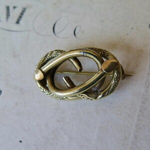 Victorian Love Knot Brooch: Gold Tone Infinity Pin, Chased Detail