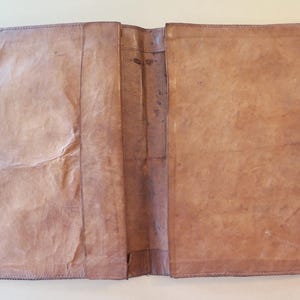 K&ouml;nnte beinhalten: Ein Set aus drei Keramikbechern mit gesprenkelter, matter Oberfl&auml;che. Die Becher sind in den Farbt&ouml;nen Creme, Hellgrau und Dunkelgrau gehalten. Jeder Becher hat ein schlichtes, minimalistisches Design, ideal f&uuml;r Kaffee oder Tee.