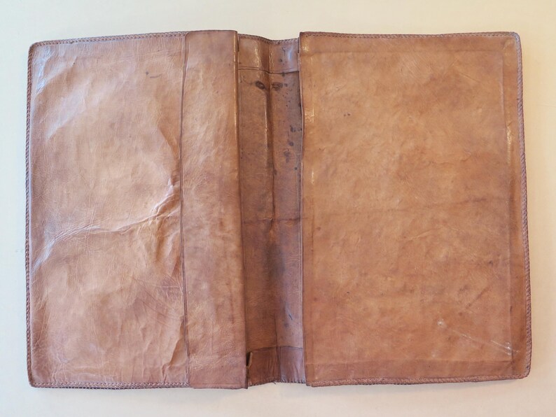 K&ouml;nnte beinhalten: Ein Set aus drei Keramikbechern mit gesprenkelter, matter Oberfl&auml;che. Die Becher sind in den Farbt&ouml;nen Creme, Hellgrau und Dunkelgrau gehalten. Jeder Becher hat ein schlichtes, minimalistisches Design, ideal f&uuml;r Kaffee oder Tee.