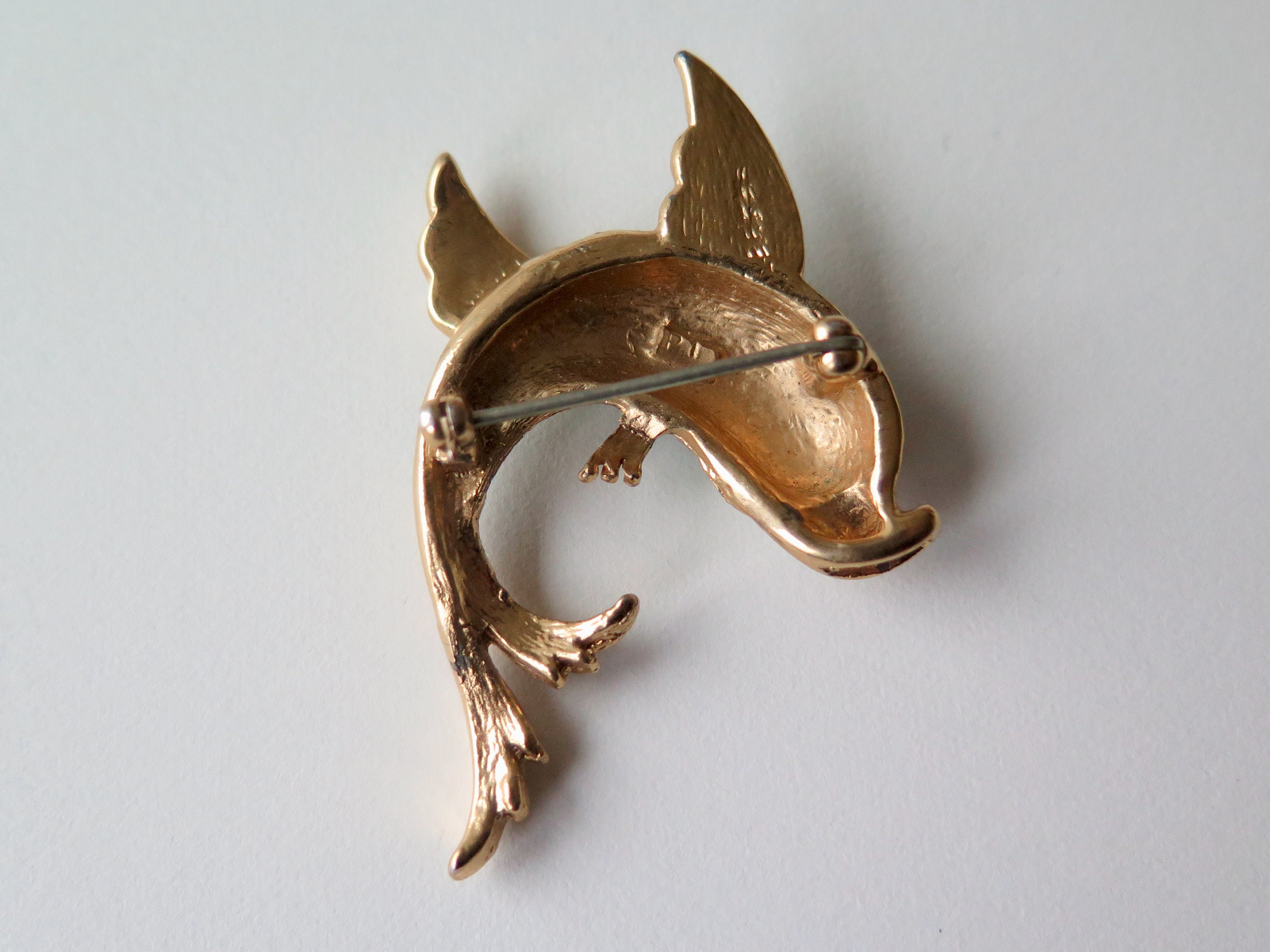 Belle broche vintage en émail bleu, marcassite, cornaline rouge cabochon voilier - France
