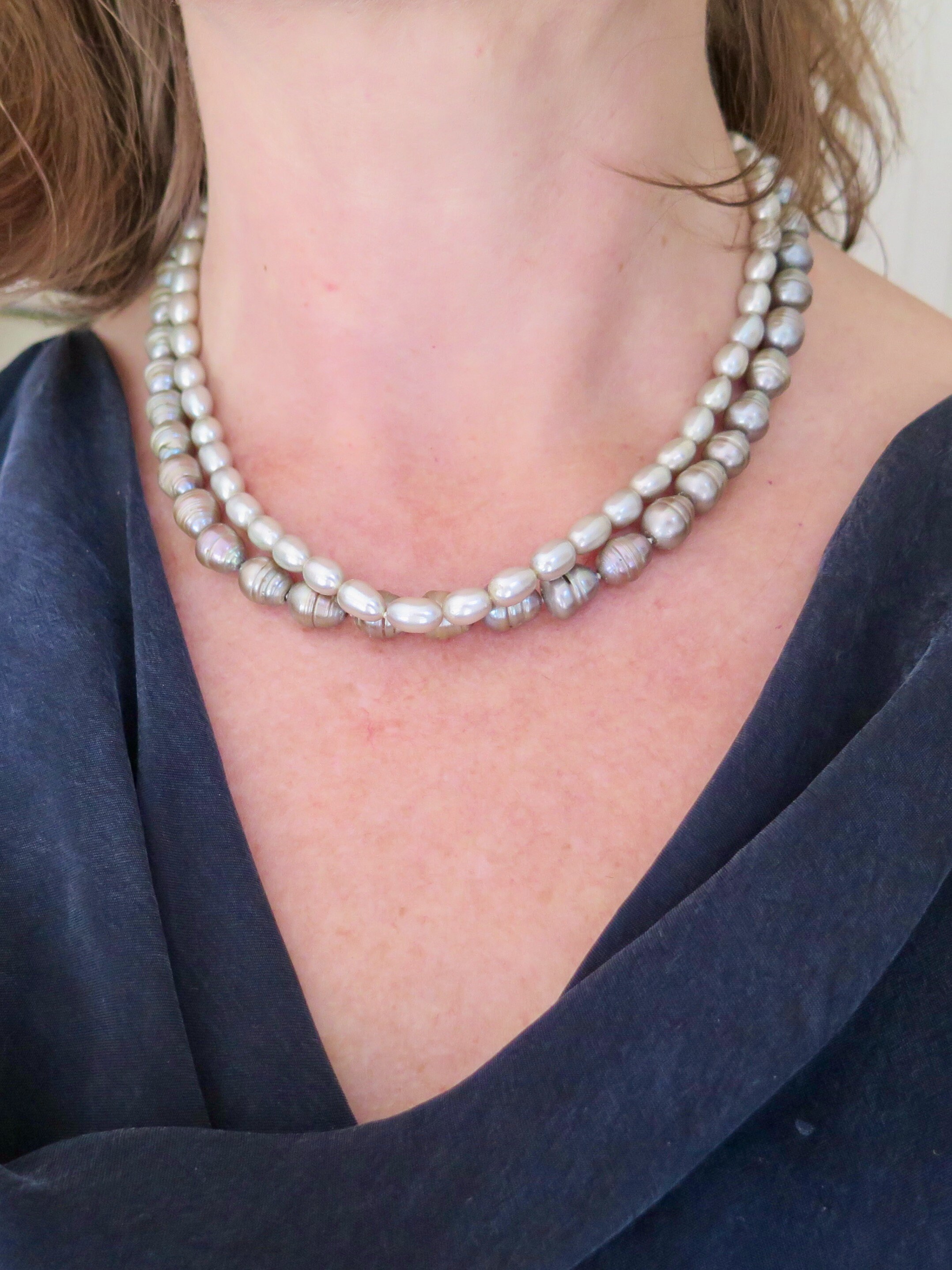 Collier Vintage Perles D'Eau Douce Blanches & Grises - Métal Argenté, Pendentif, Occasion Bon État