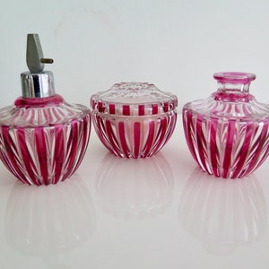 Antico set da toeletta rosa Val Saint Lambert, rivestimento in cristallo di mirtillo rosso Set da toilette in vetro tagliato Atomizzatore Bottiglia di profumo Scatola di polvere Boudoir