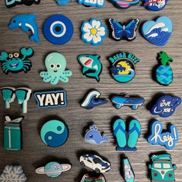 Blue Croc Charms Más de 30 signos de encanto Símbolos frases Pin Insignia Signo Cangrejo Campervan Tiburón Botella Playa Gafas de sol Mal de ojo Mar Ola Mariposa Coche