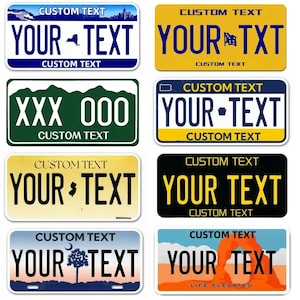 Puede incluir: Colección de placas de matrícula personalizadas con varios diseños y colores. Cada placa presenta el texto "YOUR TEXT" y "CUSTOM TEXT". Algunas placas tienen gráficos específicos del estado, incluyendo un horizonte, montañas y un paisaje desértico.