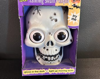 Vintage Talking Skull Plaque Electronic Light Sensor Activated Talks Moving Eyes Glows in the Dark Halloween Decoration Playtronix