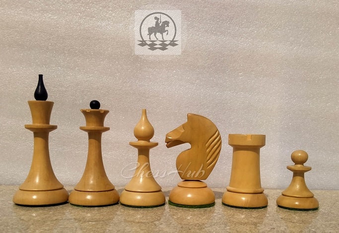 Chess pieces in starting position on a wooden Board Stock Photo by  ©Rostislavv 141335034