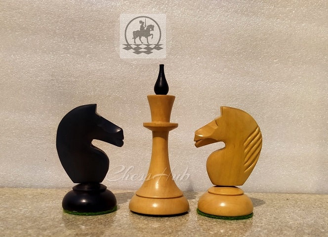 Chess pieces in starting position on a wooden Board Stock Photo by  ©Rostislavv 141334490