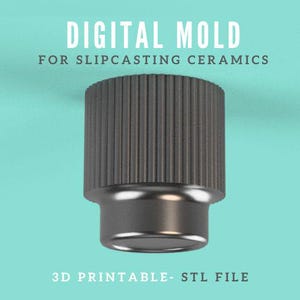 Op de afbeelding: Een digitale mal voor slipcasting keramiek, 3D-printbaar STL-bestand. De afbeelding toont een cilindrische, donkergrijze mal met verticale ribbels op het bovenste gedeelte en een gladde, metalen basis. De tekst "DIGITAL MOLD" en "FOR SLIPCASTING CERAMICS" staat bovenaan.
